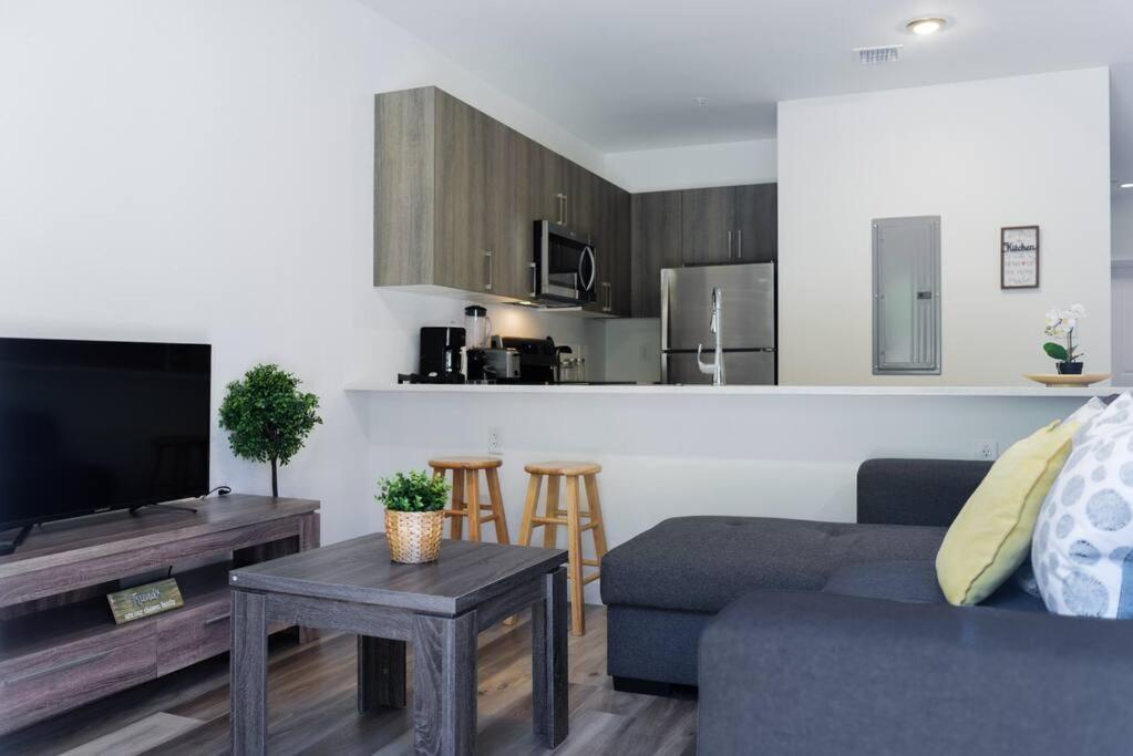 Awesome Townhouse 15 Minutes From The Beach ไมอามี ภายนอก รูปภาพ