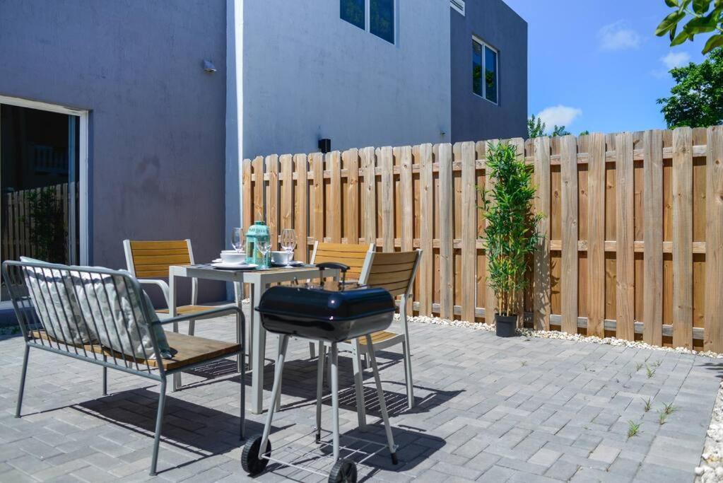 Awesome Townhouse 15 Minutes From The Beach ไมอามี ภายนอก รูปภาพ